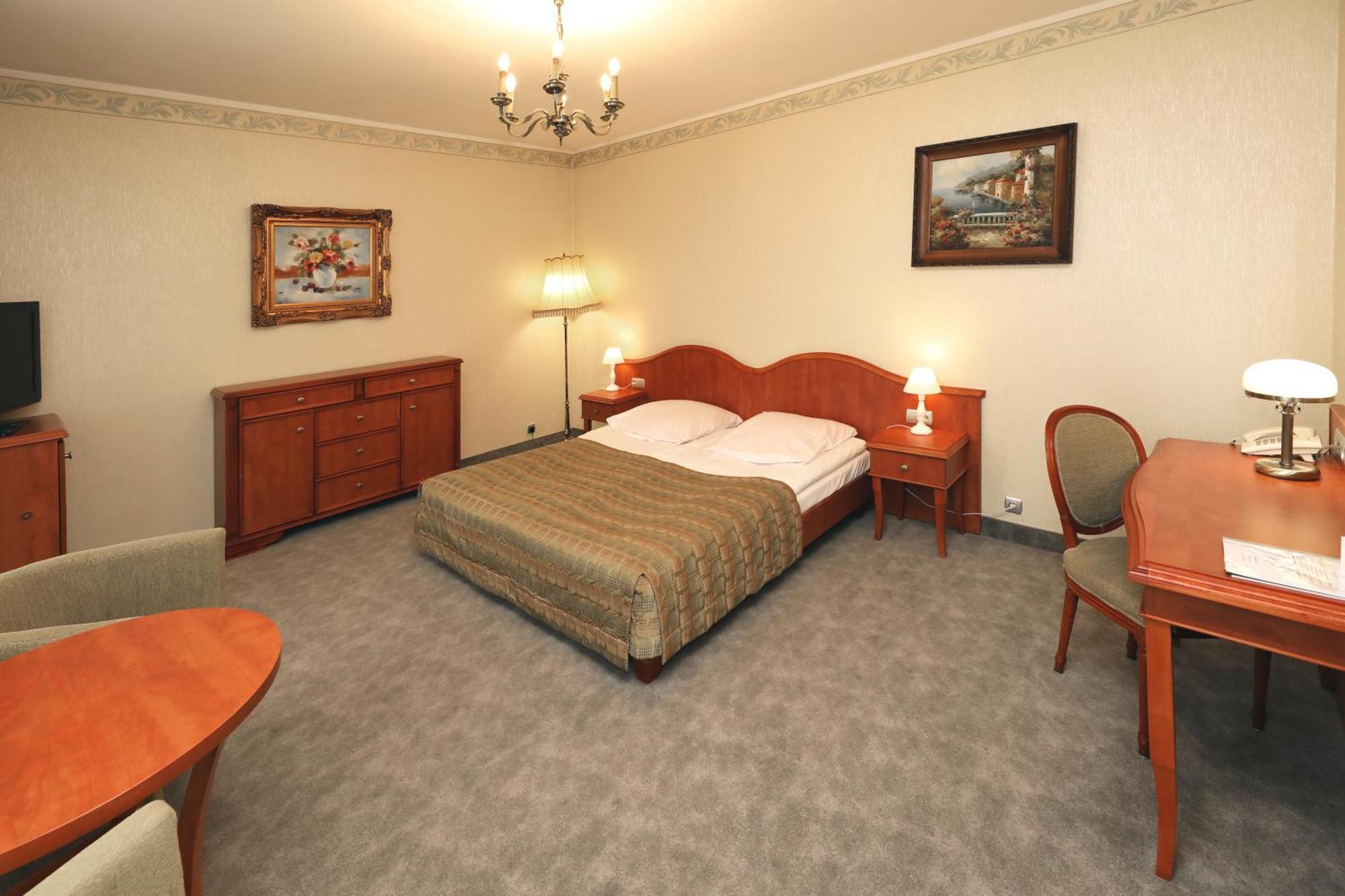 Bialy Dom Henlex Restauracja Hotel